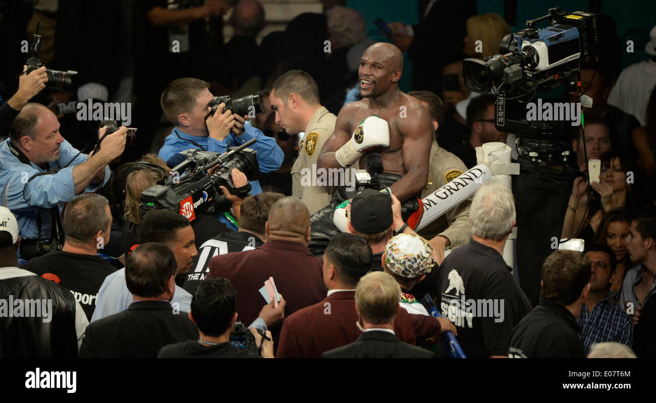 May 3, 2014. Las Vegas Nevada-USA.( in black trunks) Floyd Mayweather Jr. goes 12 rounds with Marco Maidana Saturday night at the MGM grand hotel. Floyd Mayweather Jr. took the win by a majority decision over Marco Maidana for the WBC-WBA & Ring magazine welterweight title in Las Vegas.Photo by Gene Blevins/LA DailyNews/ZumaPress (Credit Image: © Gene Blevins/ZUMAPRESS.com) Stock Photo