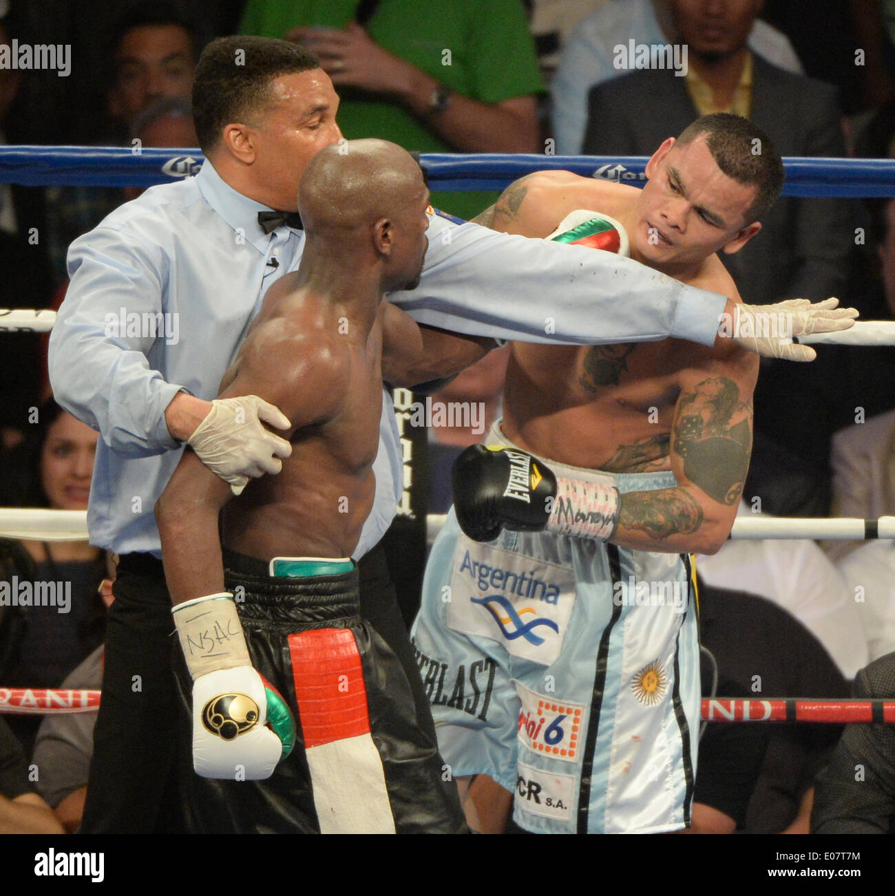 May 3, 2014. Las Vegas Nevada-USA.( in black trunks) Floyd Mayweather Jr. goes 12 rounds with Marco Maidana Saturday night at the MGM grand hotel. Floyd Mayweather Jr. took the win by a majority decision over Marco Maidana for the WBC-WBA & Ring magazine welterweight title in Las Vegas.Photo by Gene Blevins/LA DailyNews/ZumaPress (Credit Image: © Gene Blevins/ZUMAPRESS.com) Stock Photo