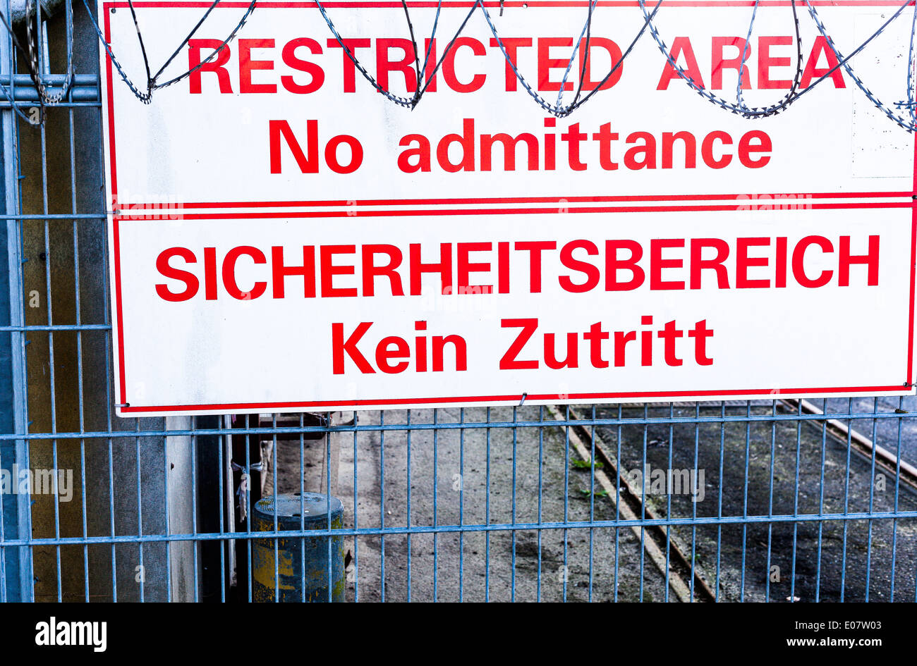 Schild Sicherheitsbereich Kein Zutritt,englisch und deutsch Stock Photo