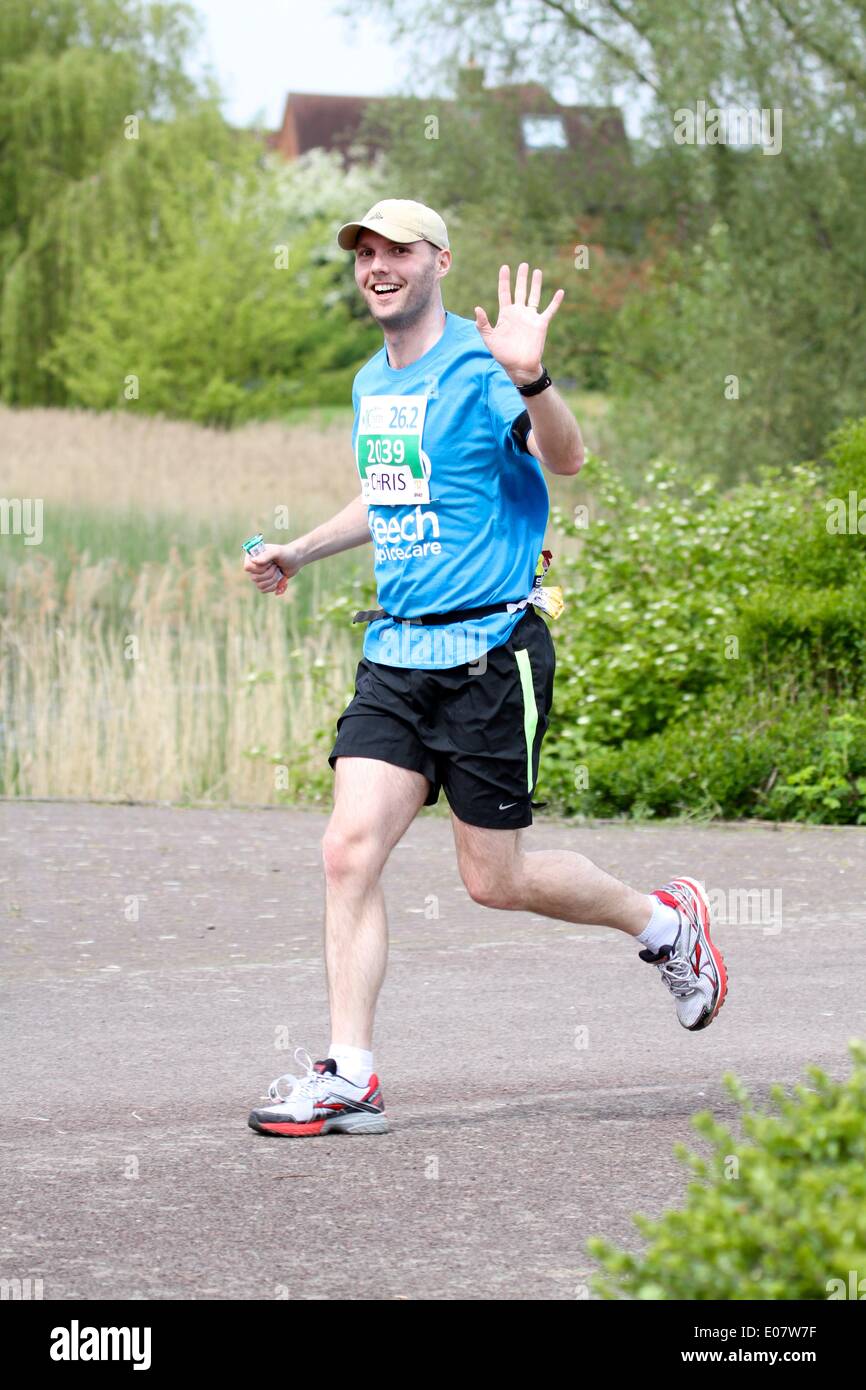 Milton Keynes, Bucks, UK. 5th May 2014. May Day Bank Holiday and the Milton Keynes Marathon takes place in lovely weather.  In it’s third year, runners race 26.2 miles around the popular sights and red ways of Milton Keynes Credit:  Neville Styles/Alamy Live News Stock Photo