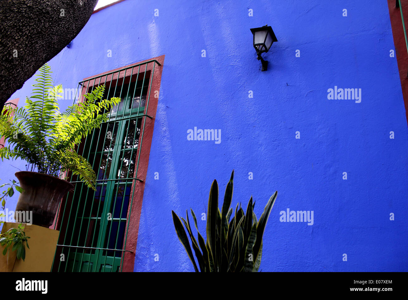 Exterior of the Blue House (Casa Azul) where Frida Kahlo lived, Coyoacán, Mexico City Stock Photo