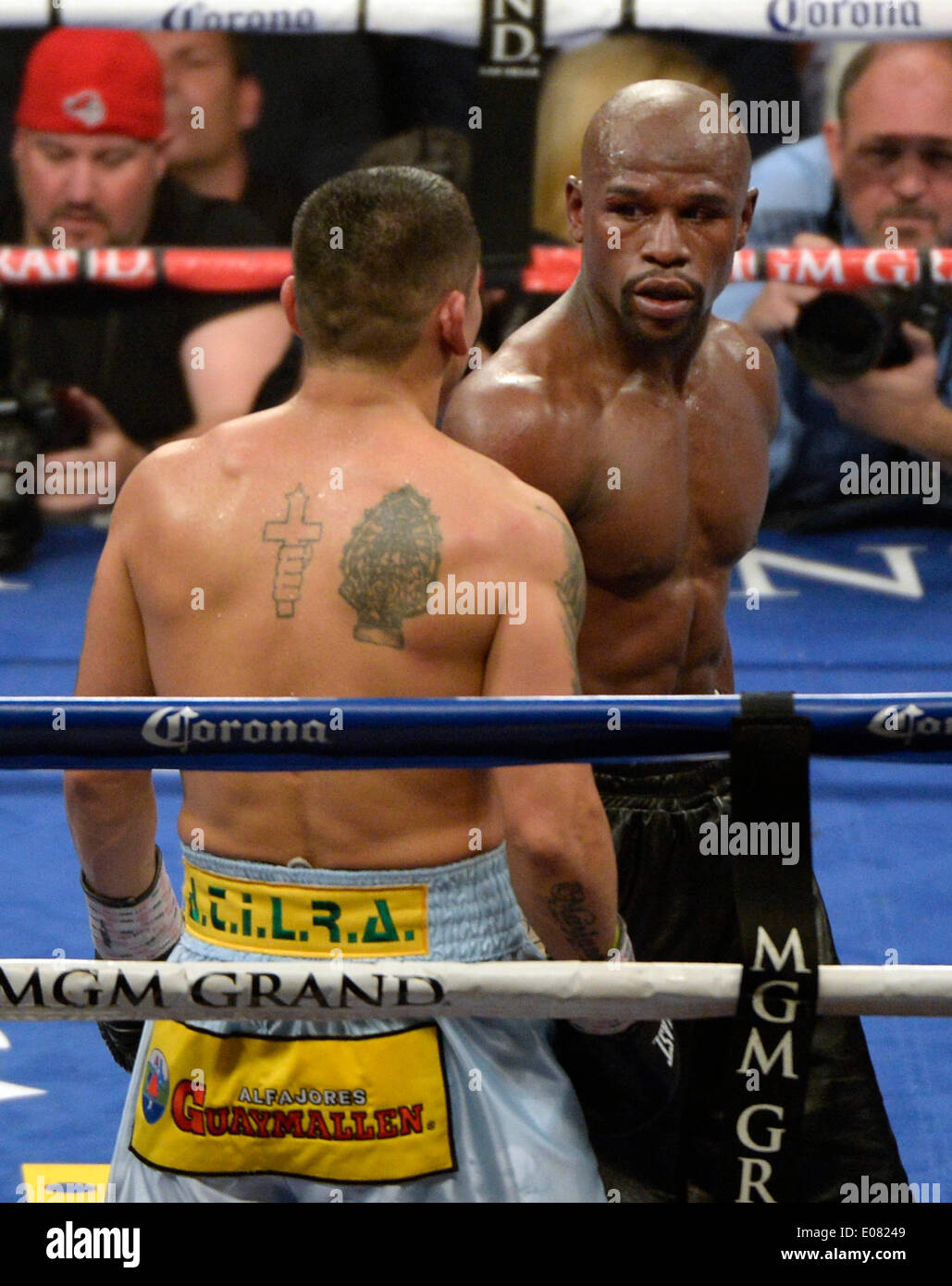 May 3, 2014. Las Vegas Nevada-USA.( in black trunks) Floyd Mayweather Jr. goes 12 rounds with Marco Maidana Saturday night at the MGM grand hotel. Floyd Mayweather Jr. took the win by a majority decision over Marco Maidana for the WBC-WBA & Ring magazine welterweight title in Las Vegas.Photo by Gene Blevins/LA DailyNews/ZumaPress (Credit Image: © Gene Blevins/ZUMAPRESS.com) Stock Photo