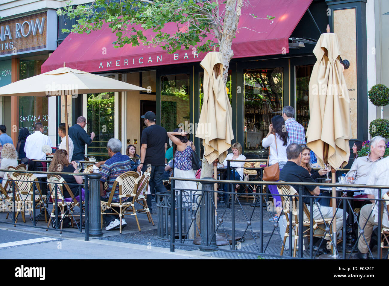 Customers dine at the American Bar in Santana Row Stock Photo