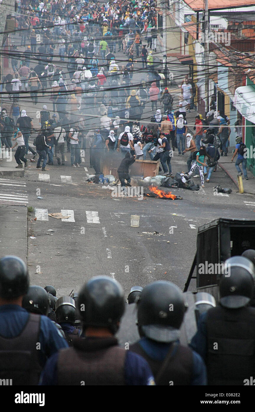 Tachira, Venezuela. 5th May, 2014. Demonstrators clash with members of the Public Order Brigade of the National Bolivarian Police during an anti-government protest in front of Catholic University of Tachira, Venezuela, on May 5, 2014. Credit:  George Castro/Xinhua/Alamy Live News Stock Photo