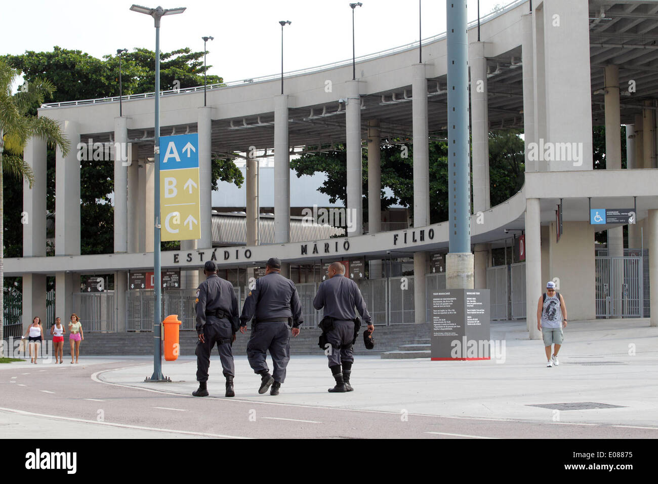 Rio De Janeiro, Brazil. 5th May, 2014. Policemen guard in front of the Maracana Stadium in Rio de Janeiro, Brazil, on May 5, 2014. Luiz Fernando Pezao, governor of the state of Rio de Janerio, announced the deployment of 2,000 members of the Military Police that will join other security forces to ensure safety in Rio de Janeiro, prior to the FIFA World Cup Brazil 2014, according to the local press. © AGENCIA ESTADO/Xinhua/Alamy Live News Stock Photo