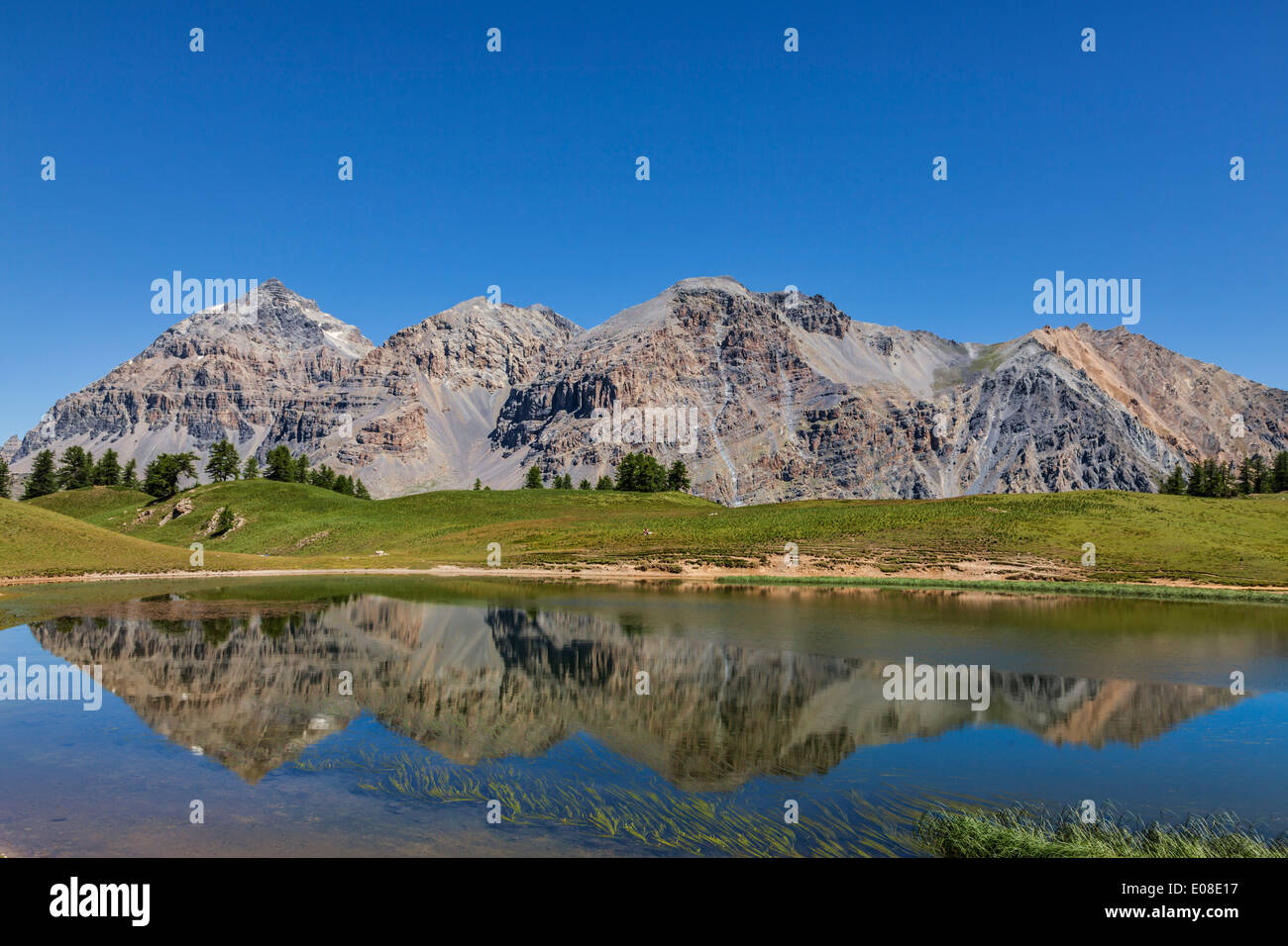 Le Rois Mages (Baltazar 3153m, Melchior 2948 m, Gaspard 2808 m , Quatre Soeurs 2587m) and their reflection in the lake Chavillon Stock Photo