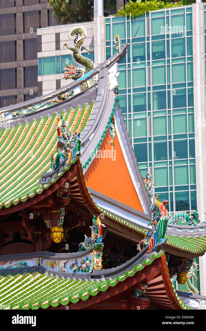 Ornate Roof With Carved Dragons On The Thian Hock Keng Temple In Chinatown Singapore. Stock Photo
