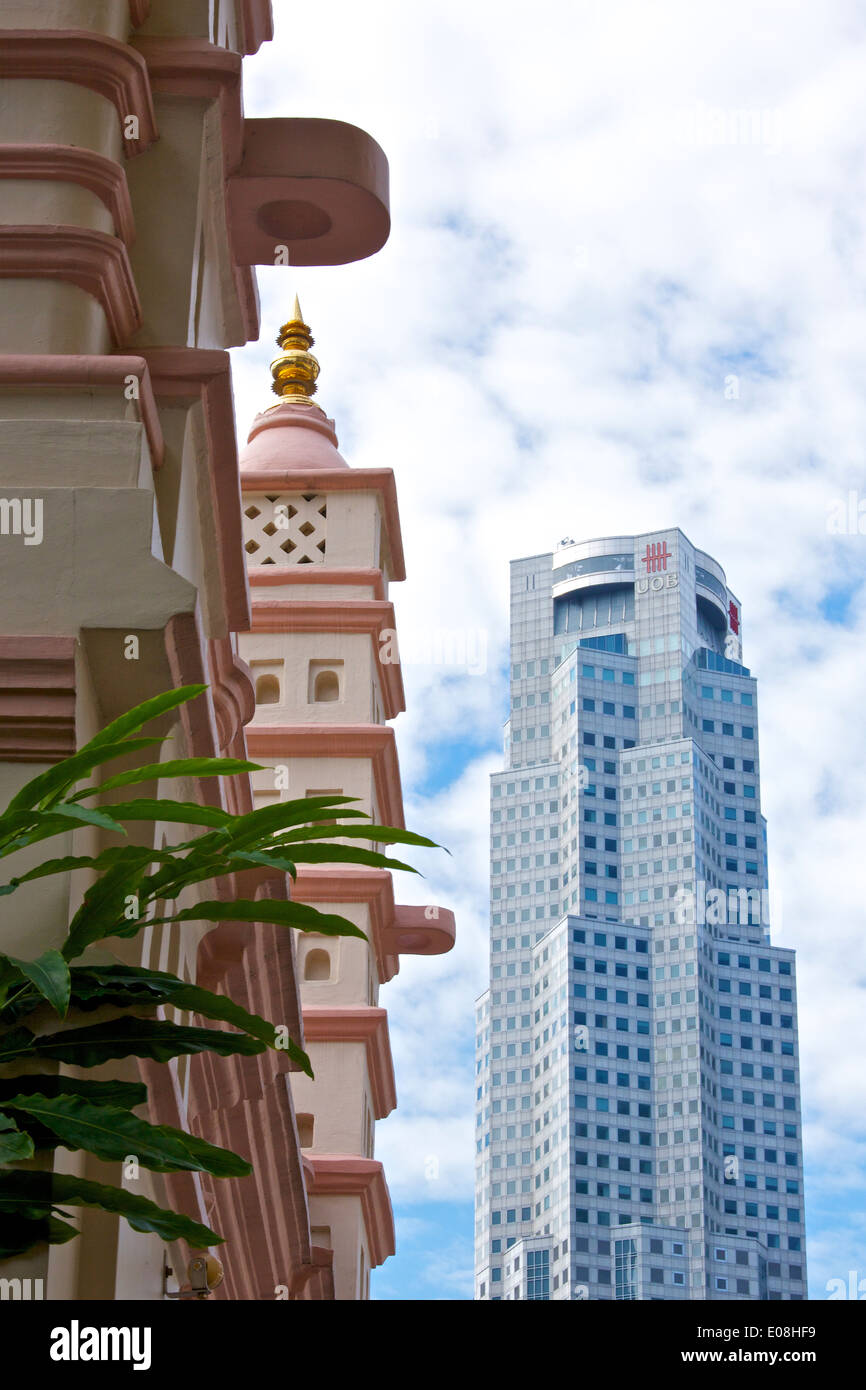 Contrasting Cultures, The Historic Shahul Hamid Dargha Shrine And The UOB Building In Background, Singapore. Stock Photo