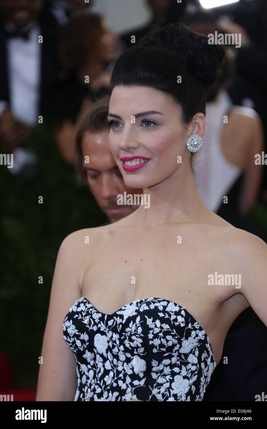 New York, USA. 05th May, 2014. Jessica Pare attends the 'Charles James: Beyond Fashion' Costume Institute Gala at Metropolitan Museum of Art in New York, USA, on 05 May 2014. © dpa picture alliance/Alamy Live News Stock Photo