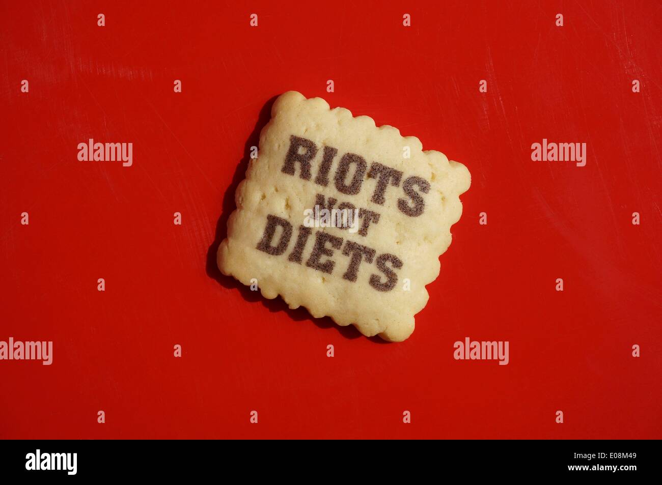 (ILLUSTRATION) Cookie with the writing 'RIOTS NOT DIETS', photographed 31 August 2013. The slogan protests against the obsession with female thinness in society. Fotoarchiv für Zeitgeschichte - NO WIRE SERVICE - Stock Photo
