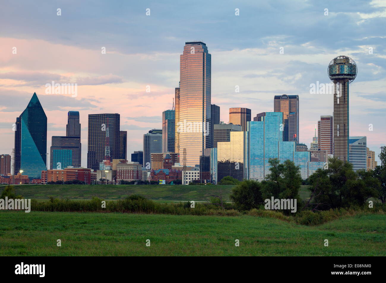 Dallas tower and skyline hi-res stock photography and images - Alamy