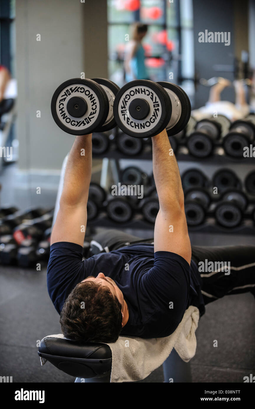 Bodybuilder lifting weights at the gym Stock Photo