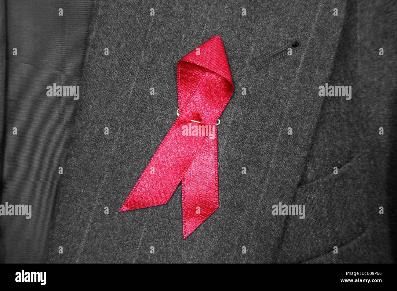 Illustration - A red ribbon is attached to a dark jacket in Germany, 06 January 2006. Fotoarchiv für ZeitgeschichteS. Steinach - NO WIRE SERVICE Stock Photo