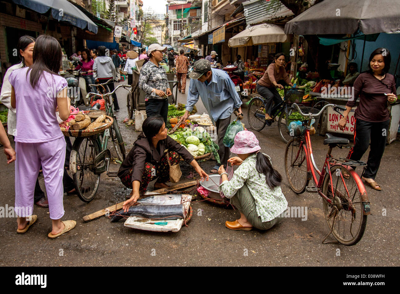 Hanoi fresh food markets hi-res stock photography and images - Alamy