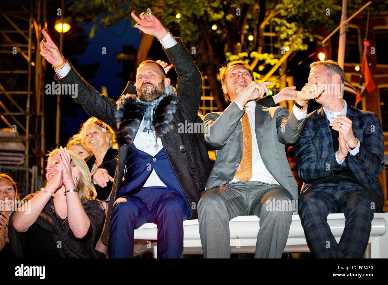 Albert Verlinde and Onno Hoes attend the Concert on the Amstel at the end  of Liberation day, The Netherlands, 5 May 2014. Photo: Patrick van Katwijk  NO WIRE SERVICE Stock Photo - Alamy