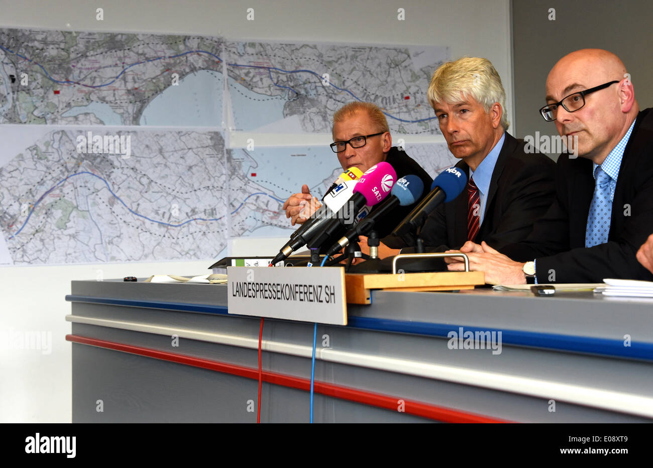 Kiel, Germany. 06th May, 2013. Director of the state planning board Ernst Hansen (L-R), secretary of state for transport Frank Naegele and Premier of Schleswig-Holstein Torsten Albig during the press conference in Kiel, Germany, 06 MAy 2013. The plans for a railway route to connect to the Fehmarn Belt bridge was unveiled after the cabinet meeting. Photo: CARSTEN REHDER/dpa/Alamy Live News Stock Photo