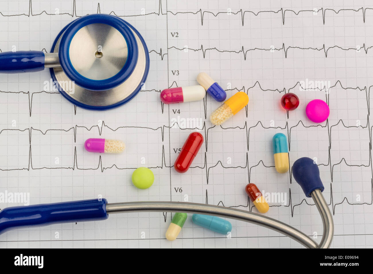 Several tablets lie on an ECG. Symbolic photo fue illnesses of heart and circulation, Mehrere Tabletten liegen auf einem EKG. Sy Stock Photo