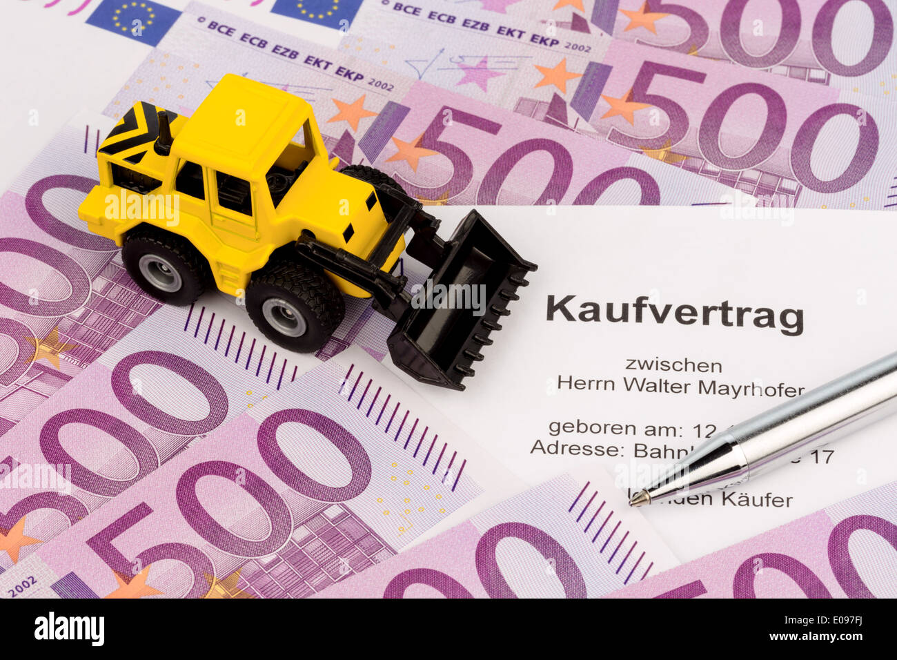 Bill of sale for new excavator. Lies on euro of bank notes, Kaufvertrag fuer neuen Bagger. Liegt auf Euro Geldscheinen Stock Photo