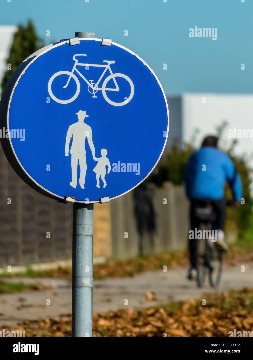 Sign fue cycle track and sidewalk. With each other in the traffic, Schild fue Radweg und Gehweg. Miteinander im Strassenverkehr Stock Photo