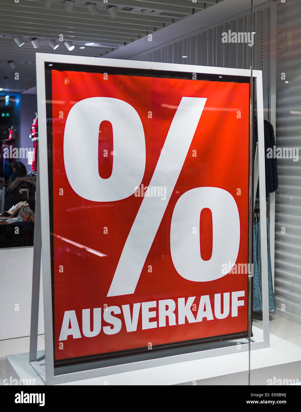 In a shop-window of a business it is pointed out to the final sales., In einem Schaufenster eines Geschaeftes wird auf der Schlu Stock Photo