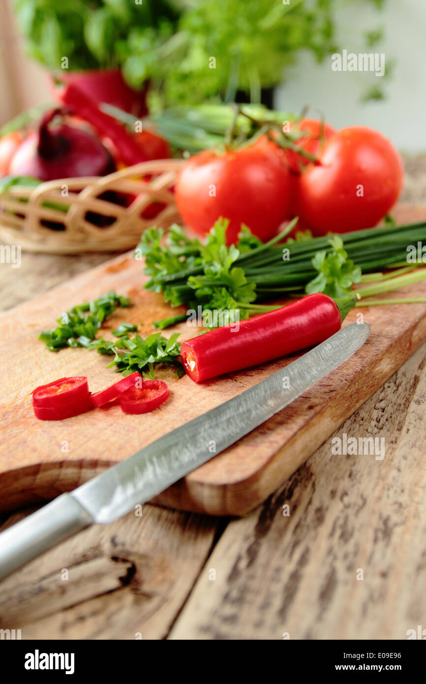 https://c8.alamy.com/comp/E09E96/fresh-vegetables-cutting-on-kitchen-board-E09E96.jpg