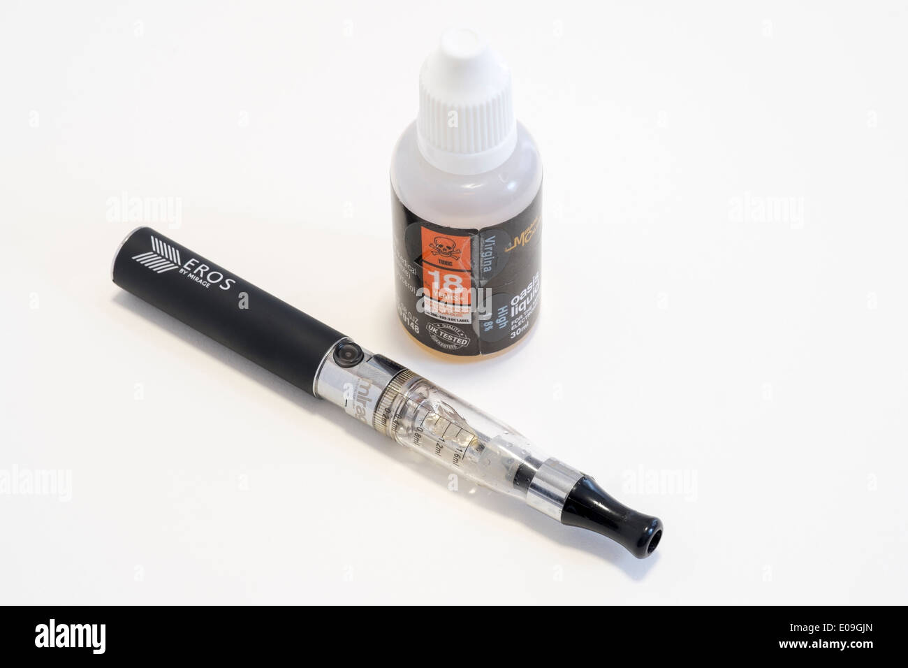 E Cigarette and bottle of nicotine liquid Stock Photo Alamy