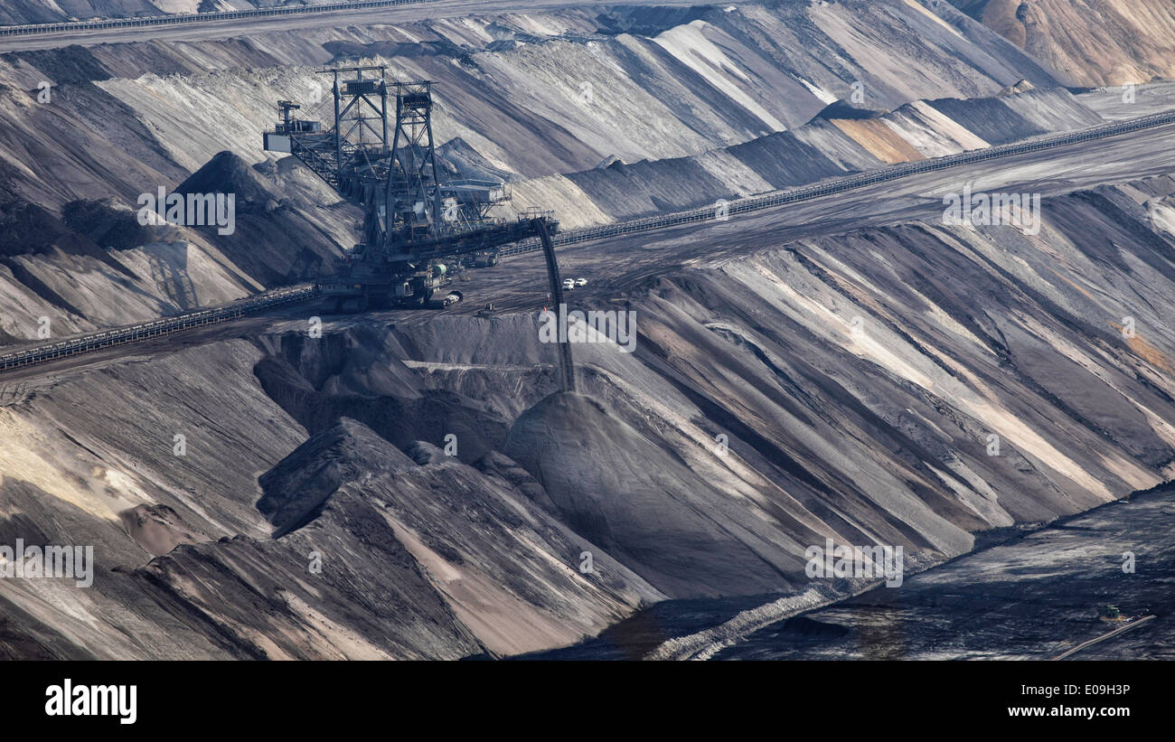Germany, North Rhine-Westphalia, Garzweiler surface mine, Spreader with overburden Stock Photo