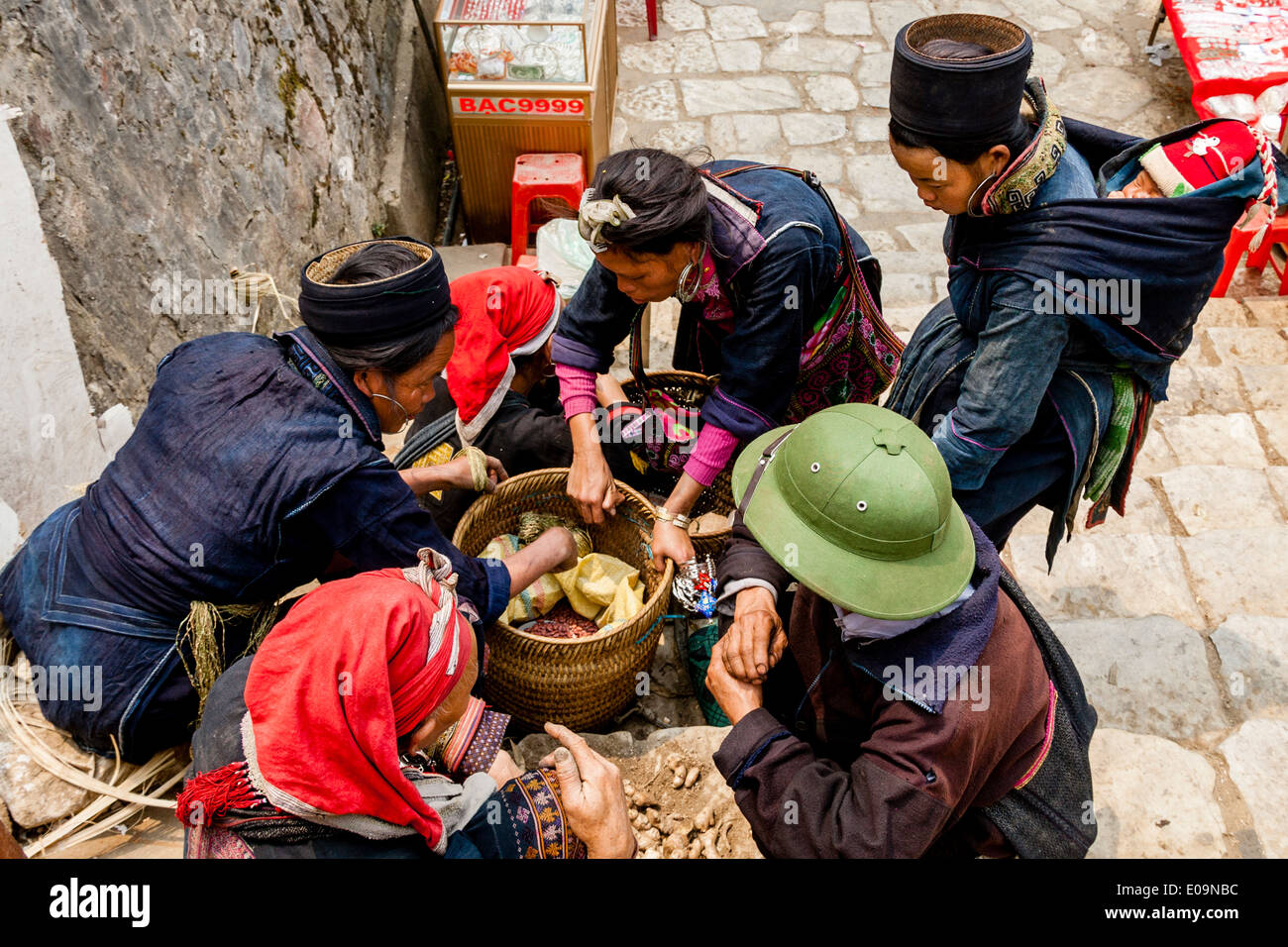 Women From The Black Hmong and Red Dao Hill Tribe At The Market In Sa Pa, Lao Cai Province, Vietnam Stock Photo