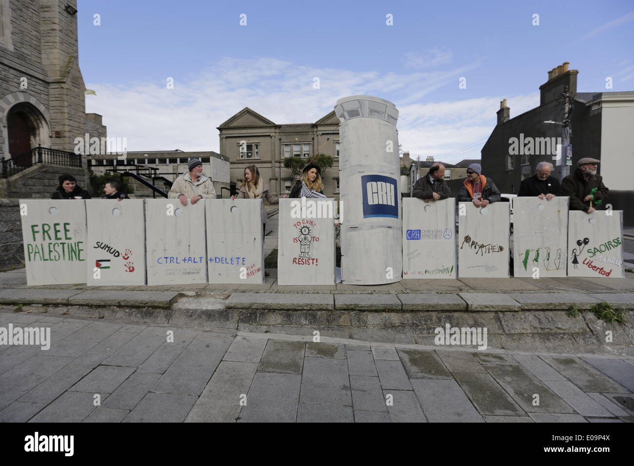 Dœn Laoghaire, Ireland. 7th May 2014. Activists from the Ireland Palestine Solidarity Campaign (IPSC) have built a model of the wall that divides Palestine and Israel at the protest outside the Annual General Meeting of the Irish building materials group CRH plc. The CRH Divestment Campaign of the IPSC calls for CRH plc to sell its stake in the Israeli Mashav Initiative and Development Ltd which owns the company which produces the cement for the wall that divides the West Bank from Israel. Credit:  Michael Debets/Alamy Live News Stock Photo
