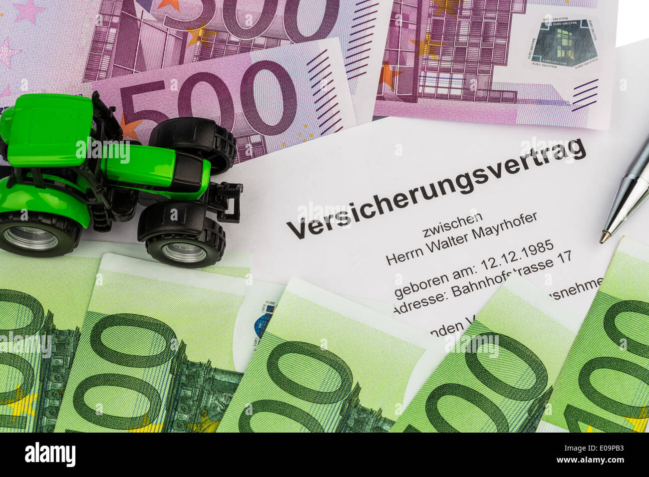 A contract of insurance fue new tractor. With euromoney bank notes, Ein Versicherungsvertrag fue neuen Traktor. Mit Eurogeld Ban Stock Photo