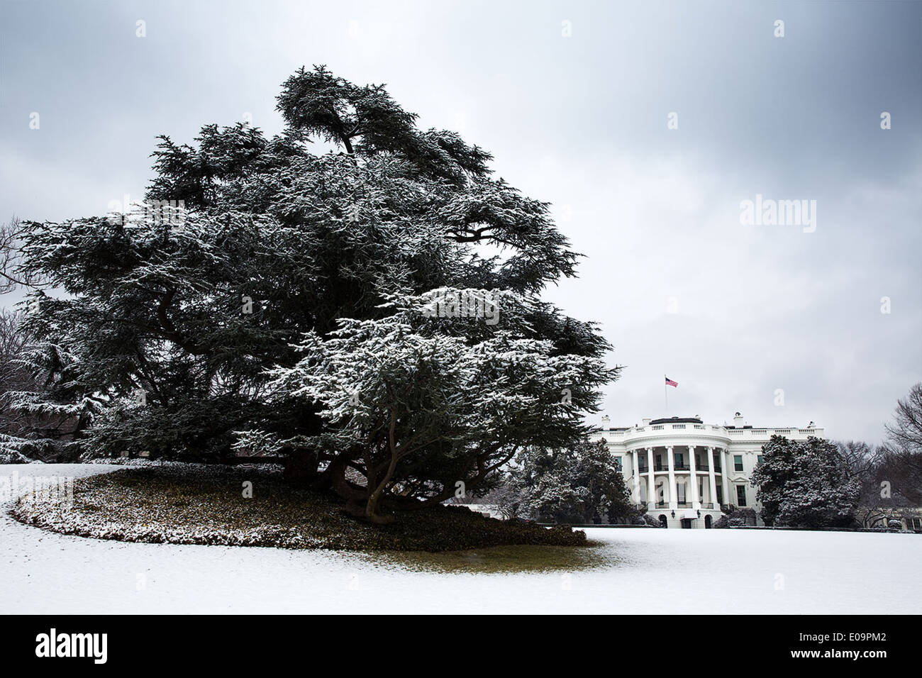 Snow blankets the South Lawn of the White House during a winter storm February 25, 2014 in Washington, DC. Stock Photo