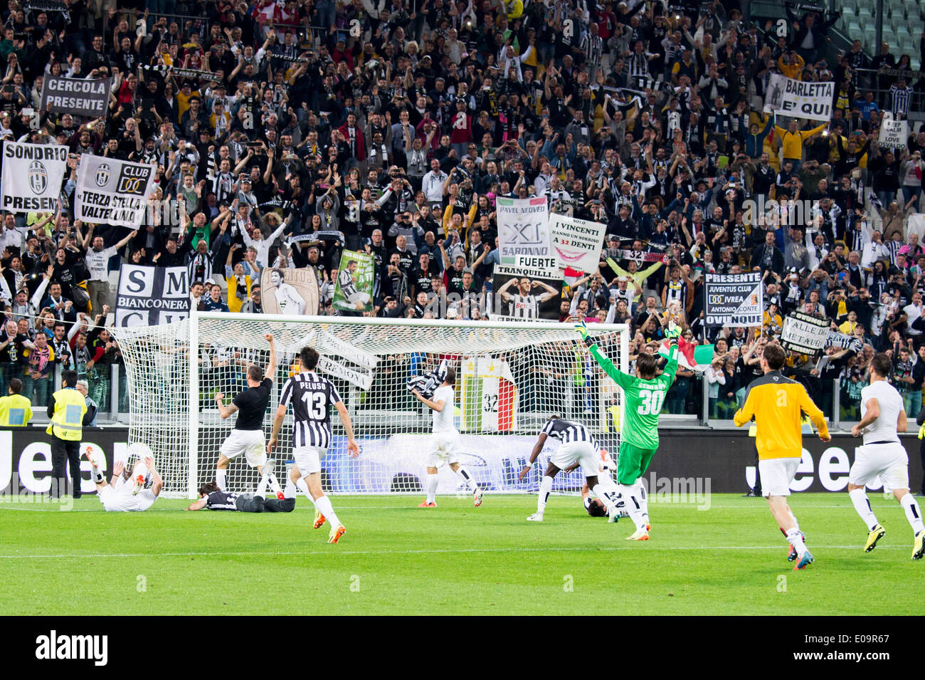 Turin, Italy. 5th May, 2014. Juventus team group Football/Soccer : Juventus players celebrate winning their league title (30th Scudetto) after the Italian 'Serie A' match between Juventus 1-0 Atalanta at Juventus Stadium in Turin, Italy . © Maurizio Borsa Stock Photo