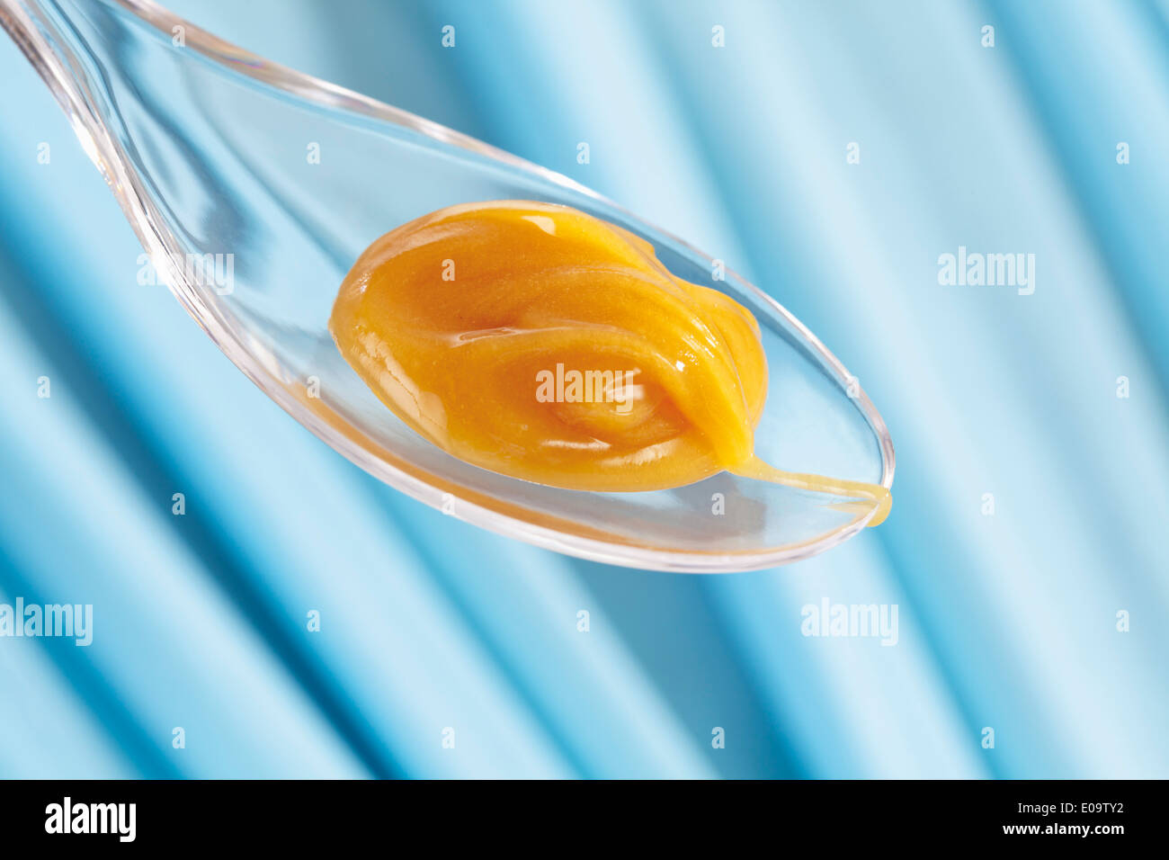 Manuka honey on spoon Stock Photo Alamy