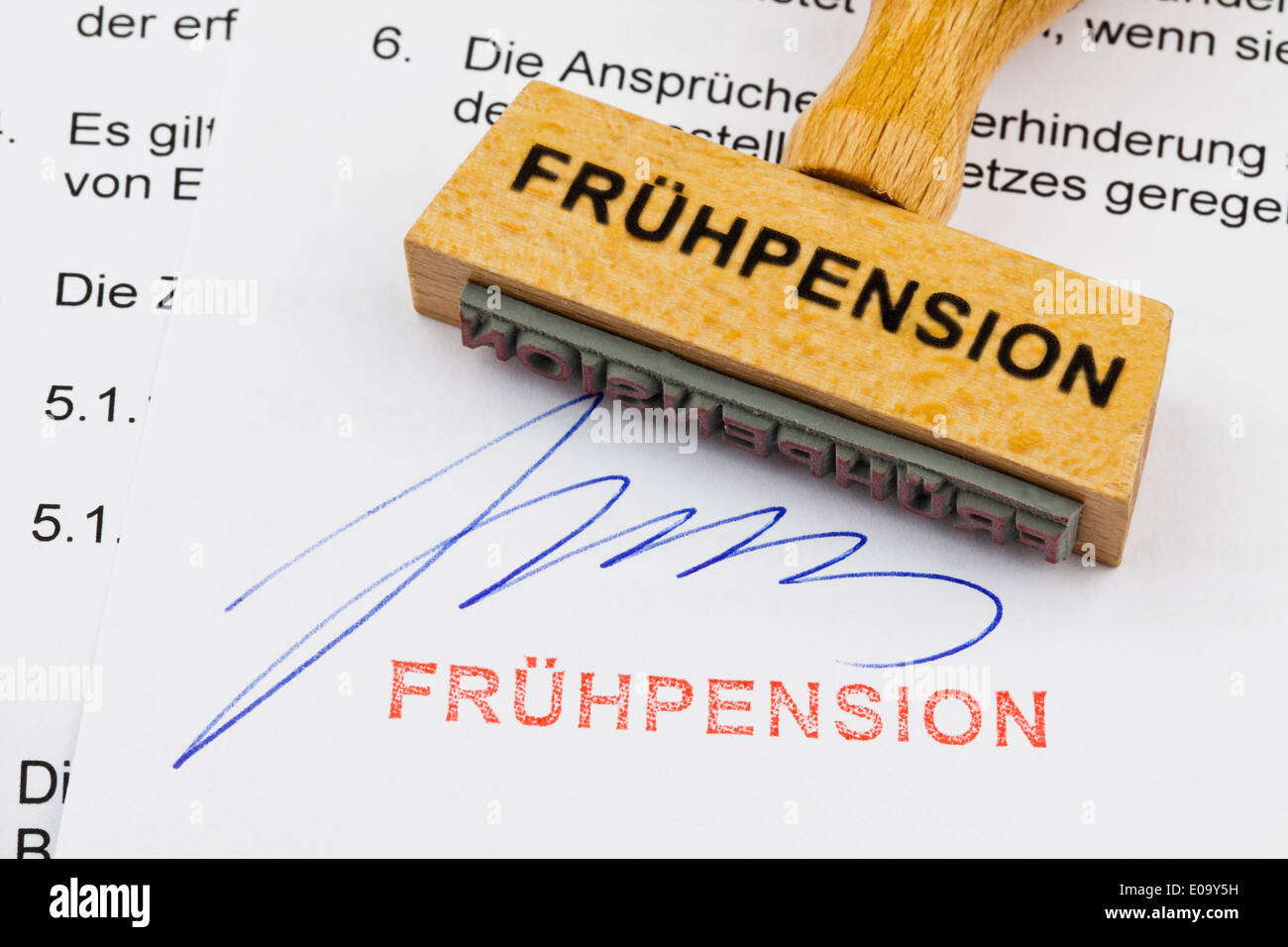 A stamp of wood lies on a document. German label: Early pension, Ein Stempel aus Holz liegt auf einem Dokument. Deutsche Aufschr Stock Photo