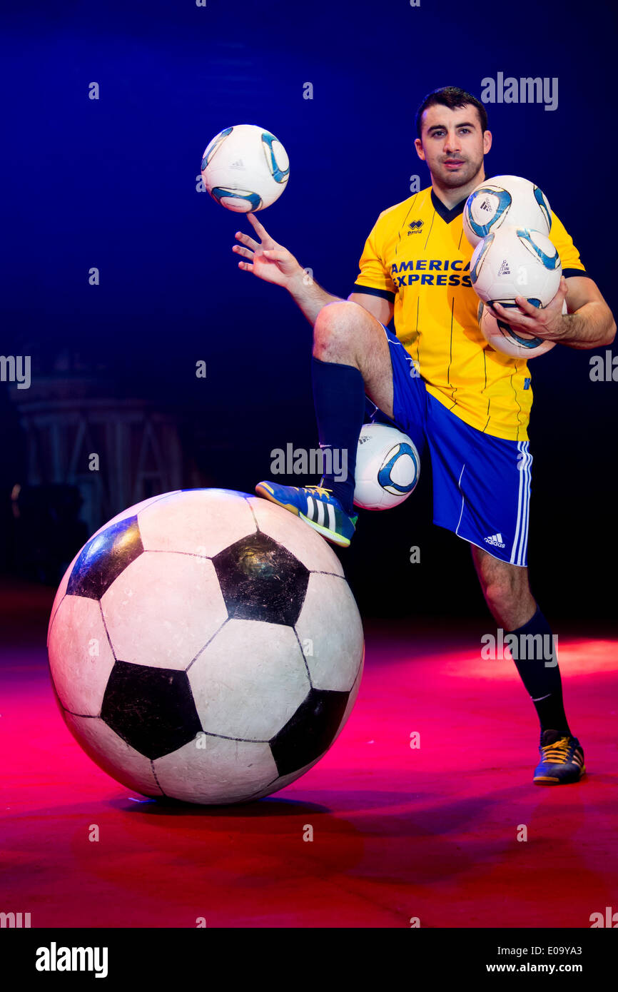 World Keepy Uppie Balance World Record Moscow State Circus at Brighton