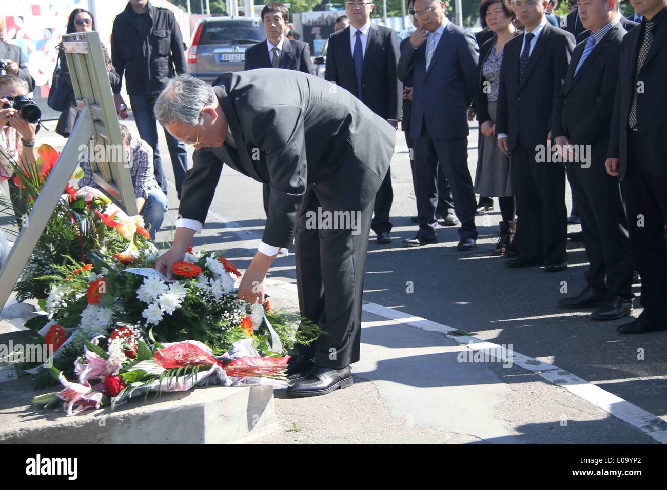 Belgrade, May 7. 7th May, 1999. Chinese ambassador to Serbia Zhang Wanxue (Front) shows respect for three Chinese journalists killed in the U.S.-led NATO bombing of the Chinese embassy in Belgrade, in front of a monument in Belgrade, capital of Serbia, on May 7, 2014. Shao Yunhuan of Xinhua News Agency along with Xu Xinghu and his wife Zhu Ying from the Beijing-based Guangming Daily newspaper were killed in the missile attack which inflicted serious damage to the embassy buildings on the evening of May 7, 1999. Credit:  Wang Hui/Xinhua/Alamy Live News Stock Photo