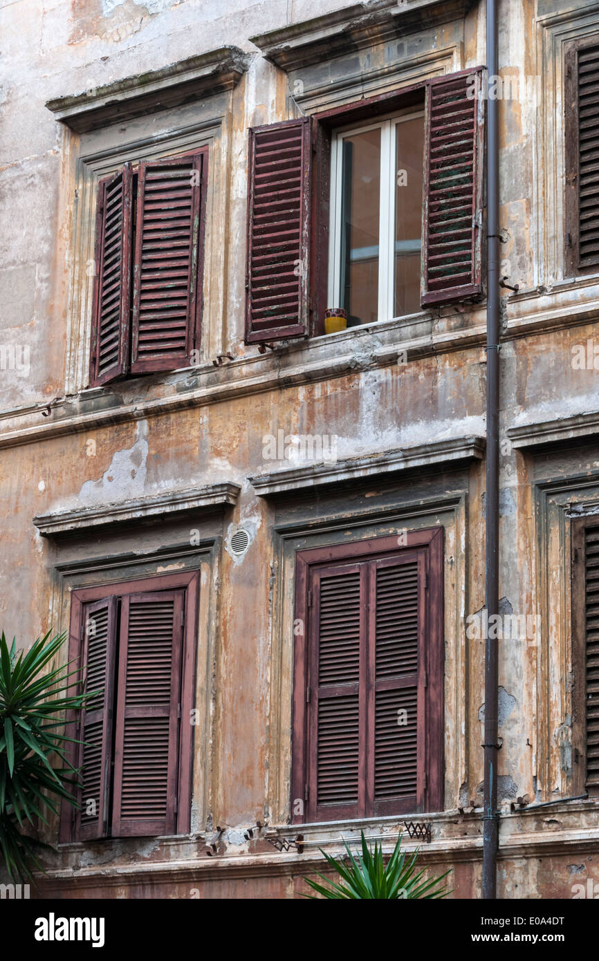 Window Rome Old Old windows of a house in Trastevere, Rome, Italy Stock Photo - Alamy