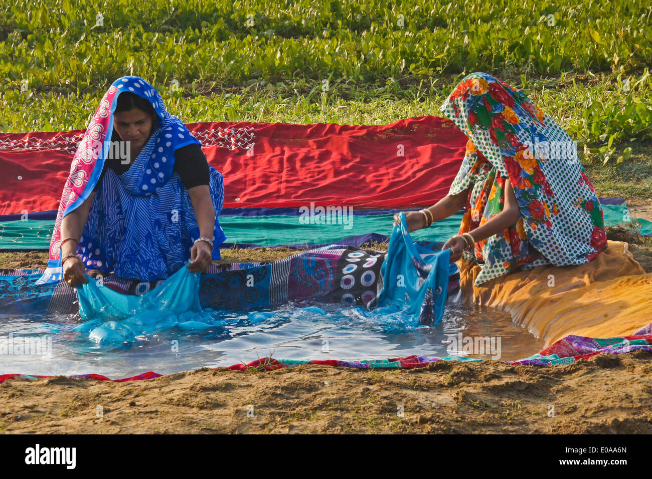 Village women washing clothes, Nagla Kachhpura, Agra, India Stock Photo