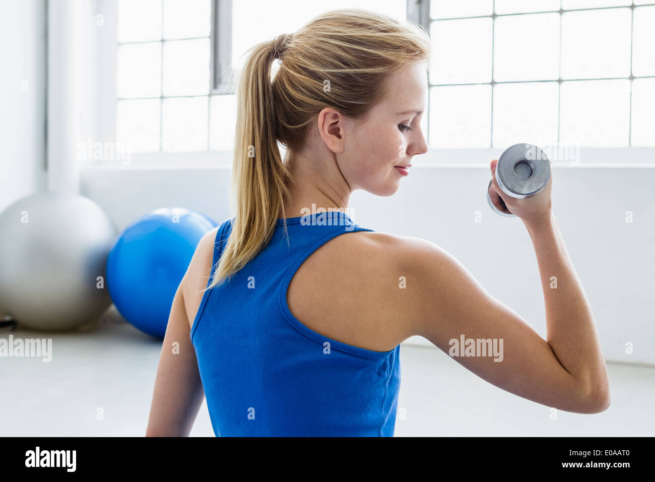 Women lifting up weights hires stock photography and images Alamy