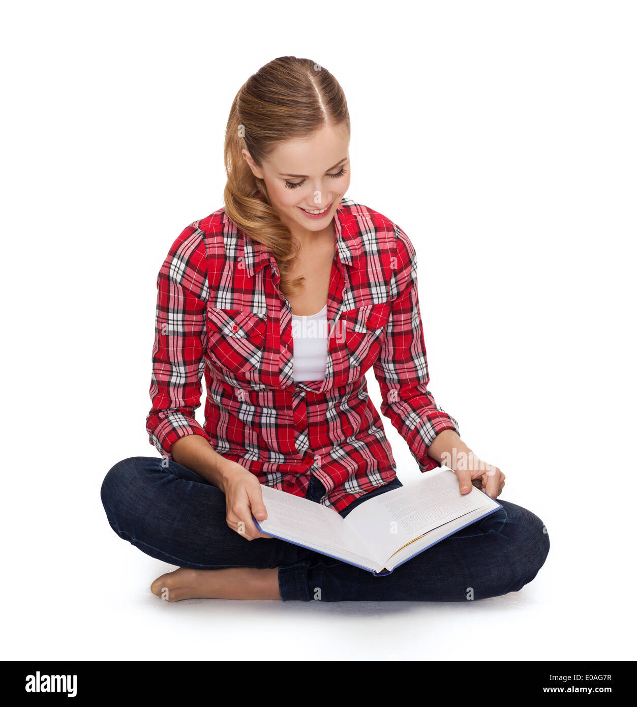 Сидящая женщина с книгой. Девушка сидит читает книгу. Девушка сидит на полу с книгой. Девочка читает сидя на полу. Девушка сидит с книгой.