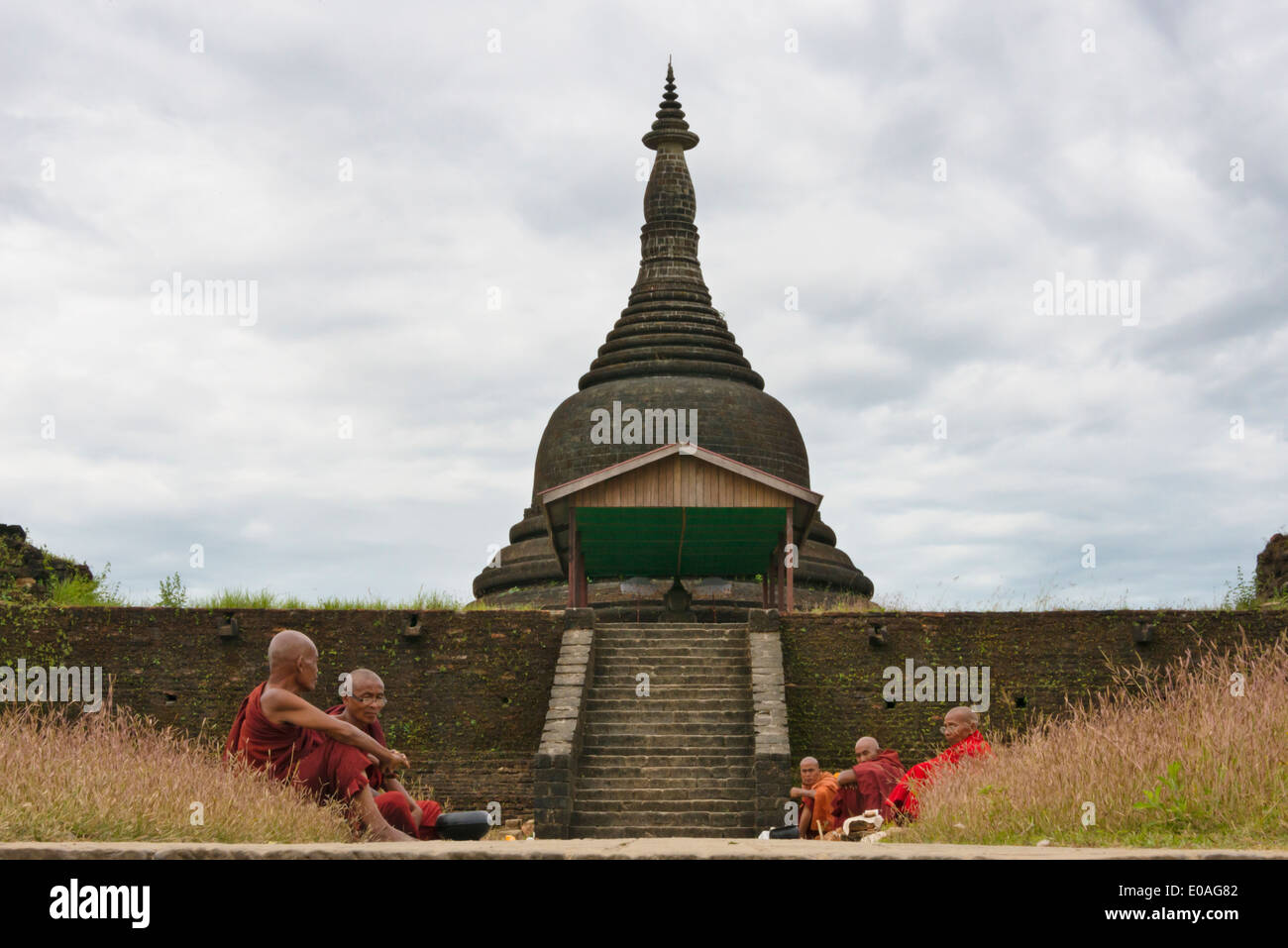 Monks at Kothaung Temple (Shrine of 90,000 images), Mrauk-U, Rakhine State, Myanmar Stock Photo