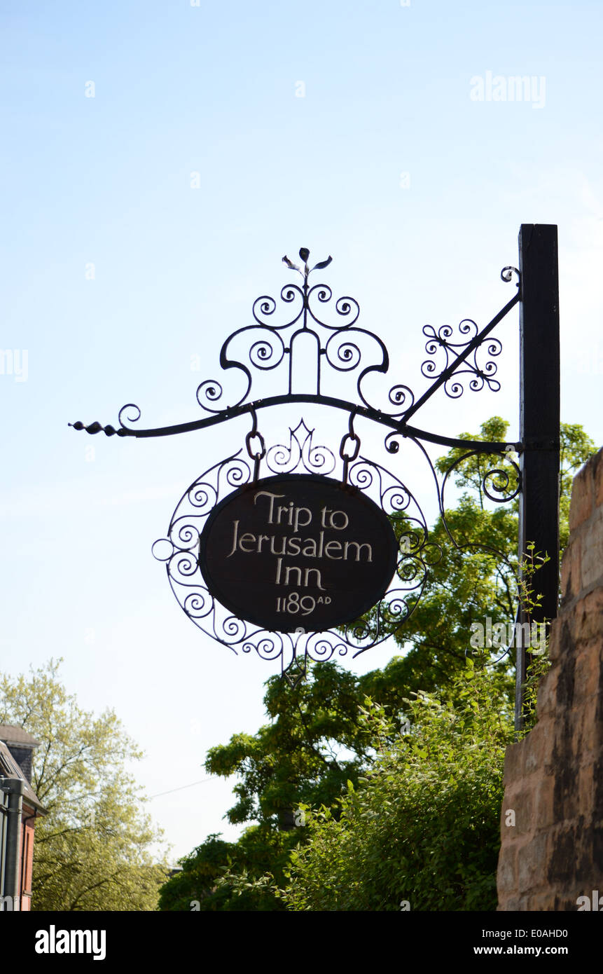 the sign for the trip to Jerusalem inn at the base of the cliffs that Nottingham castle sits on Stock Photo