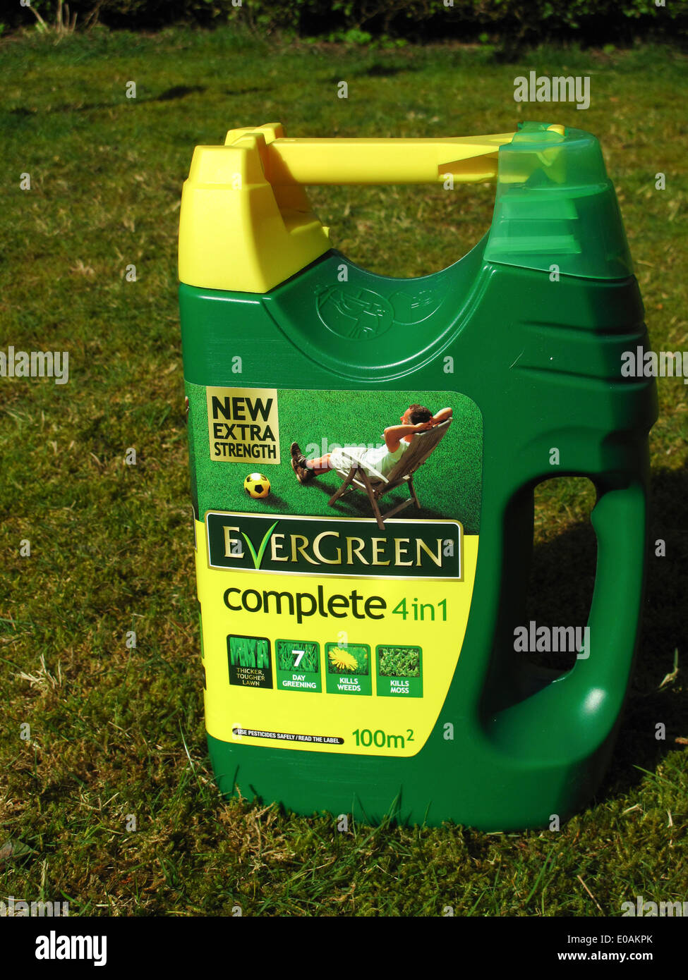 Evergreen 4 in 1 lawn feed and weedkiller in plastic dispensing carton