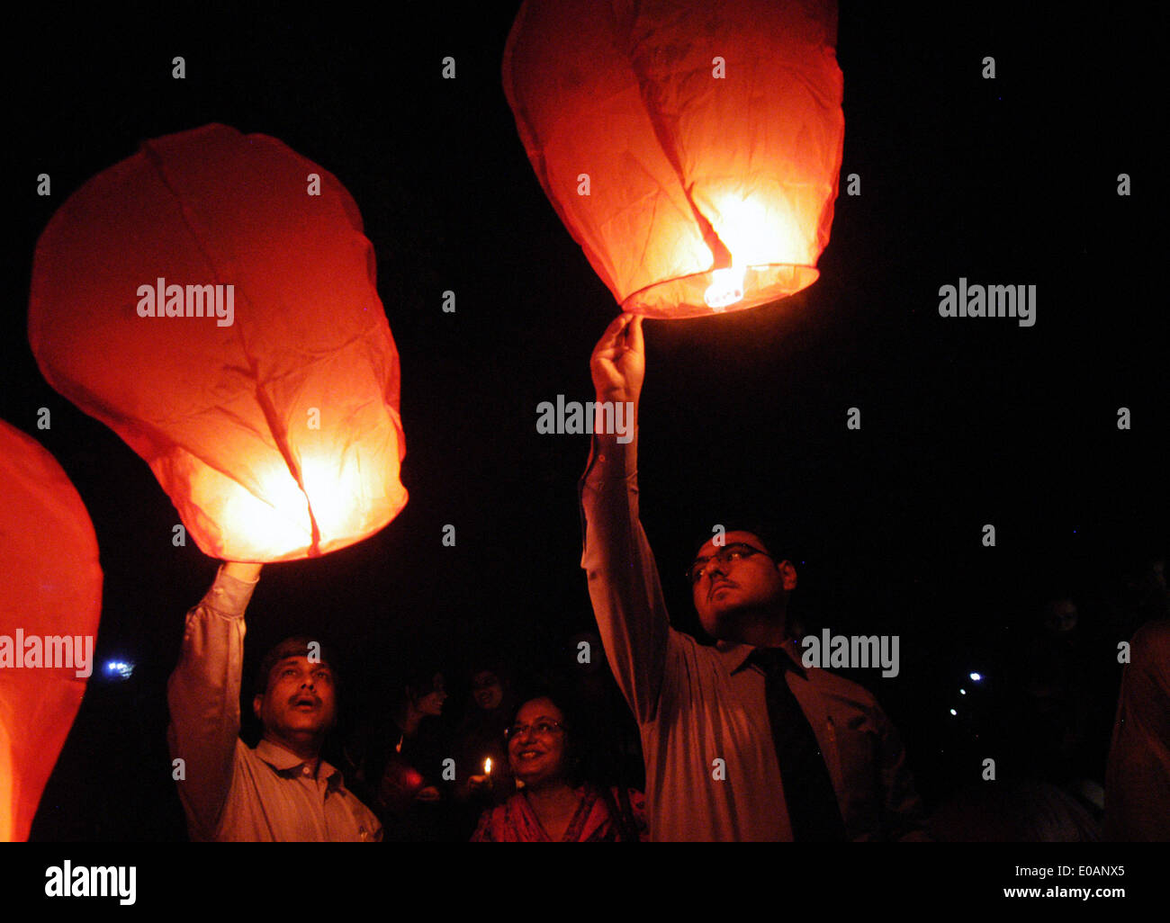 Lahore. 7th May, 2014. Pakistani people launch sky lanterns during a