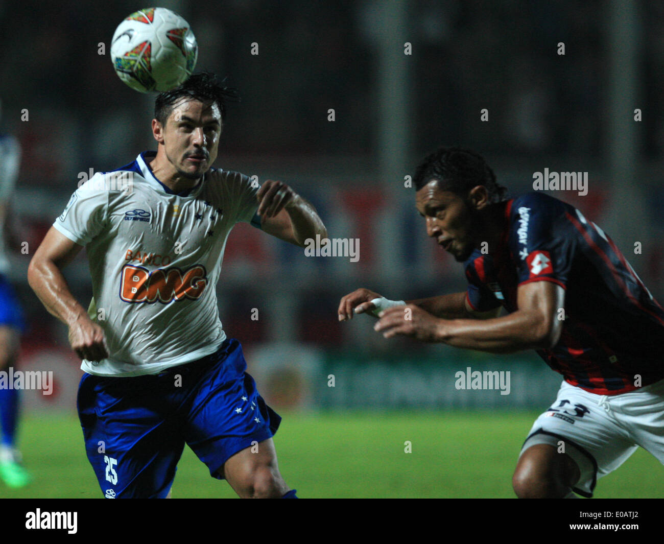 Buenos Aires, Argentina. 7th May, 2014. San Lorenzo's Carlos Valdes (R) vies for the ball with Cruzeiro's William (L), during their first leg quarterfinal match of the 2014 Libertadores Cup at Pedro Bidegain Stadium, in Buenos Aires, Argentina, on May 7, 2014. © Martin Zabala/Xinhua/Alamy Live News Stock Photo