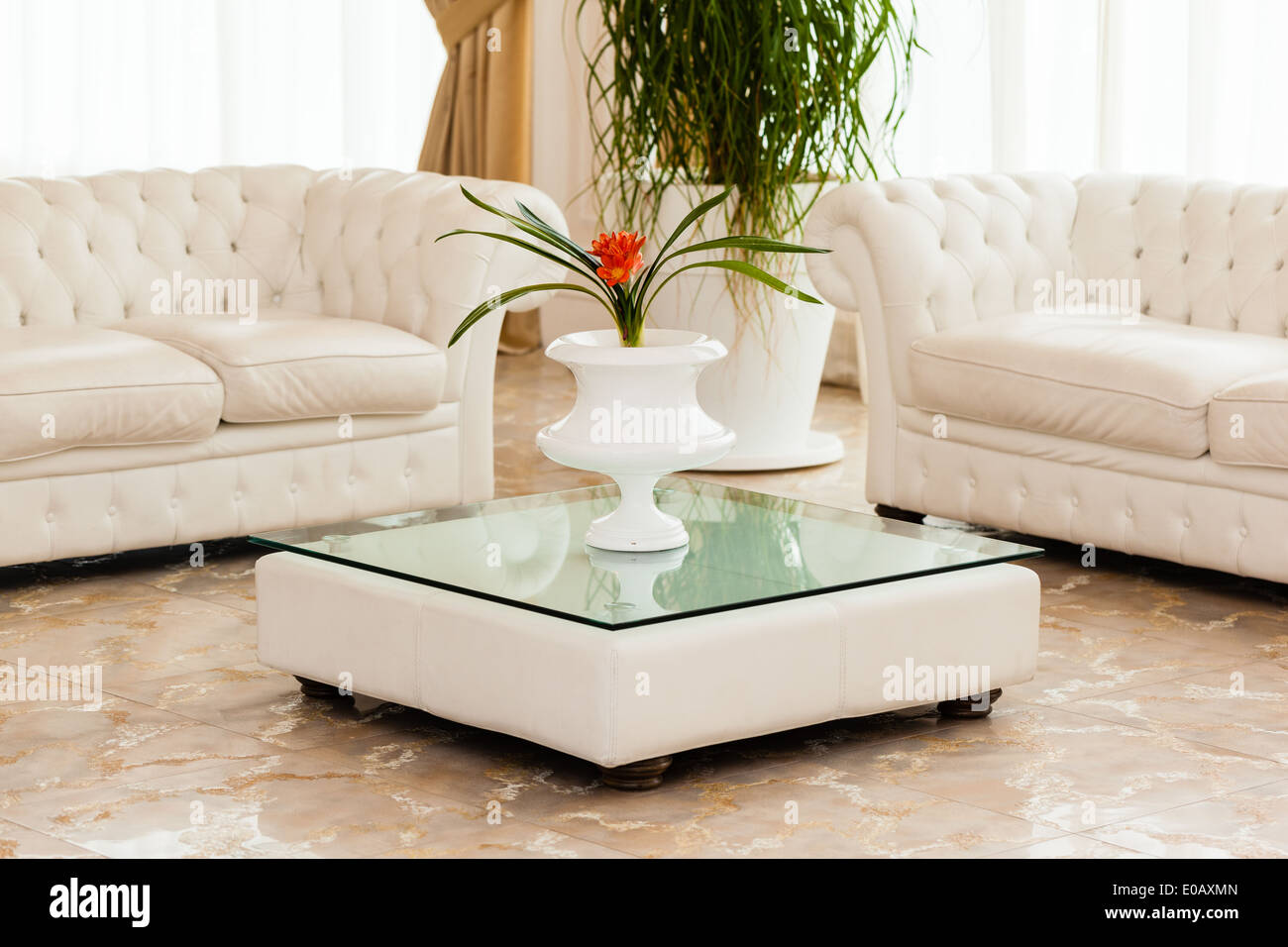 Modern white sofas hires stock photography and images Alamy
