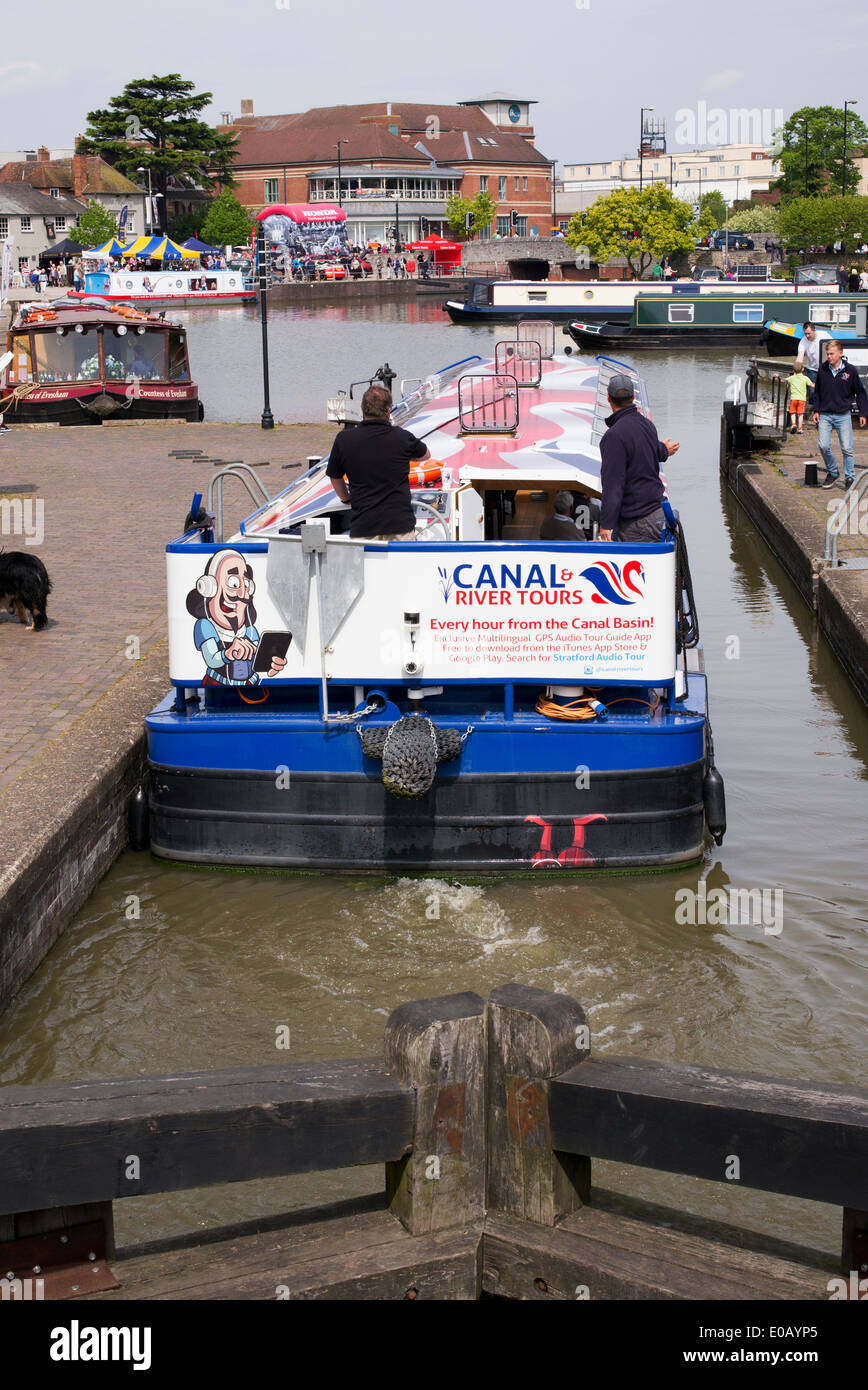 Shakespeare using a tablet cartoon on the rear of a Canal River Tour Barge in the lock at Stratford Upon Avon, England Stock Photo