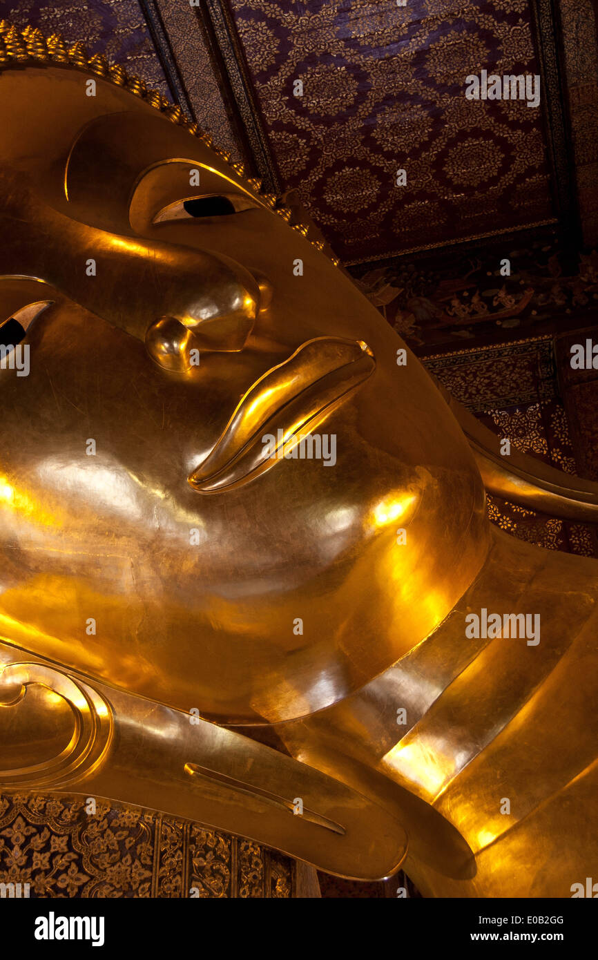 Giant Gold Reclining Buddha, Wat Pho, Bangkok, Thailand Stock Photo - Alamy