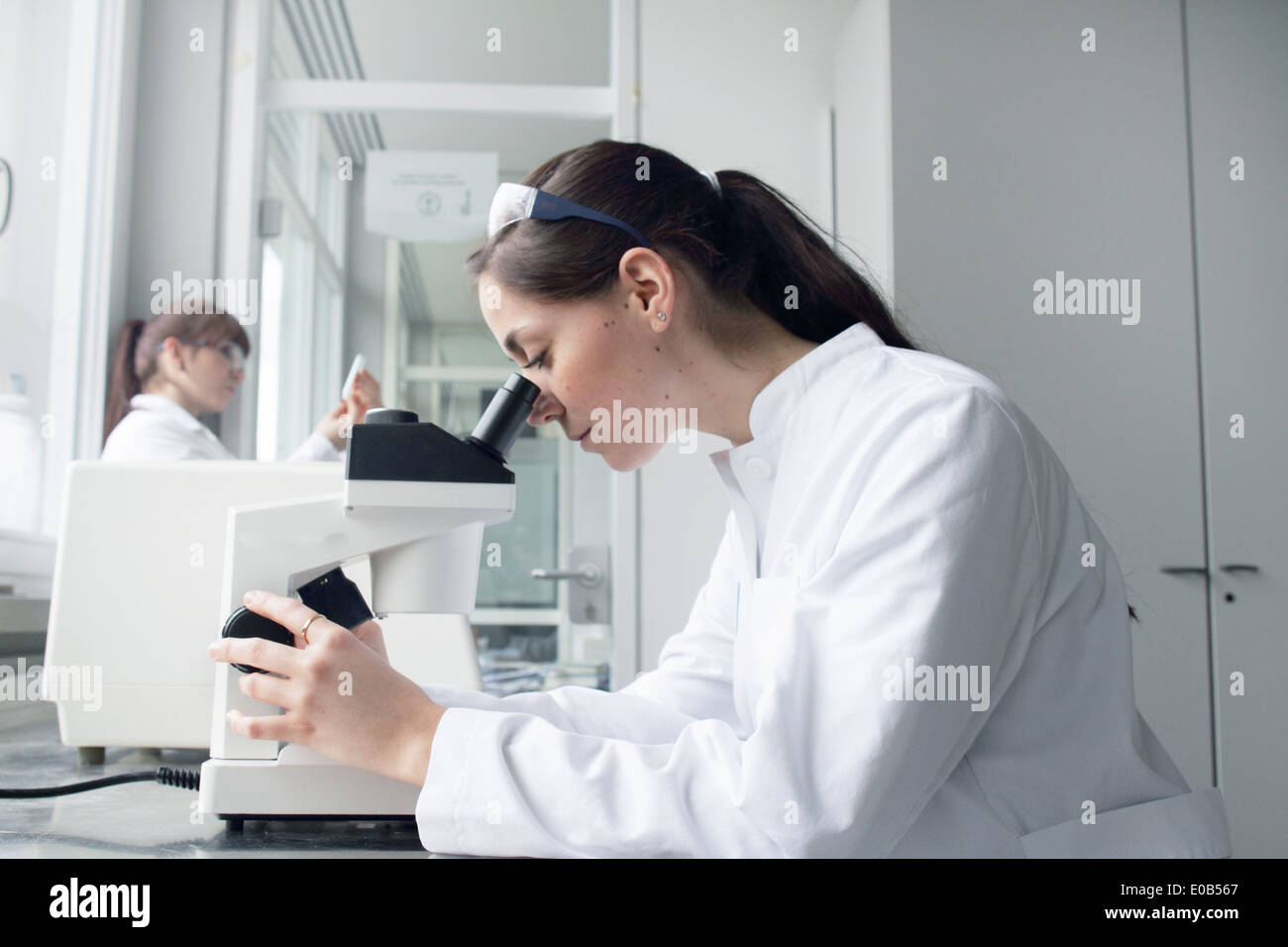 Student using microscope hi-res stock photography and images - Alamy