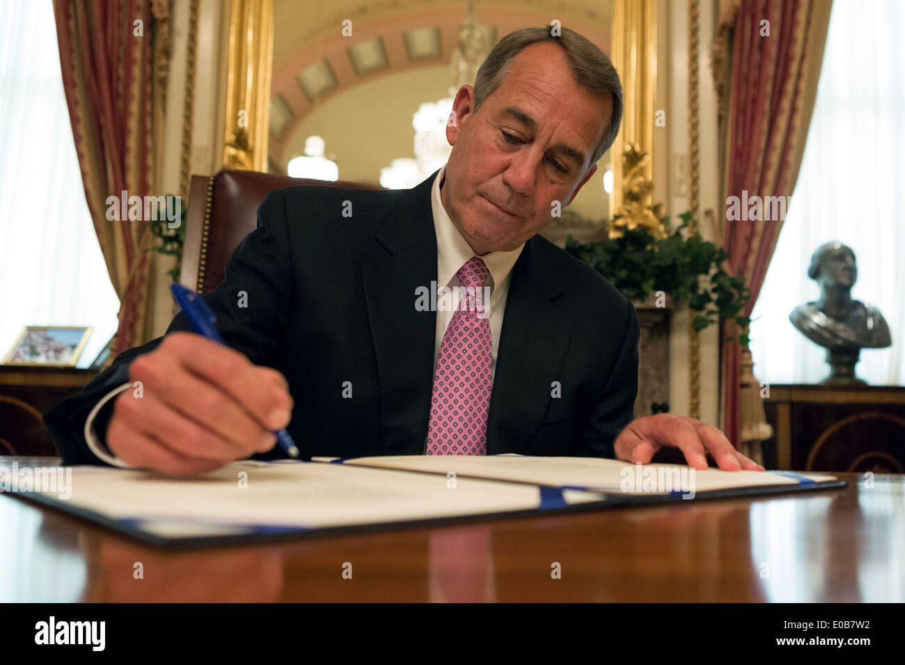 US House Speaker John Boehner signs the bipartisan Ukraine aid bill before sending it to the White House for final action from the President April 30, 2014 in Washington, DC. Stock Photo